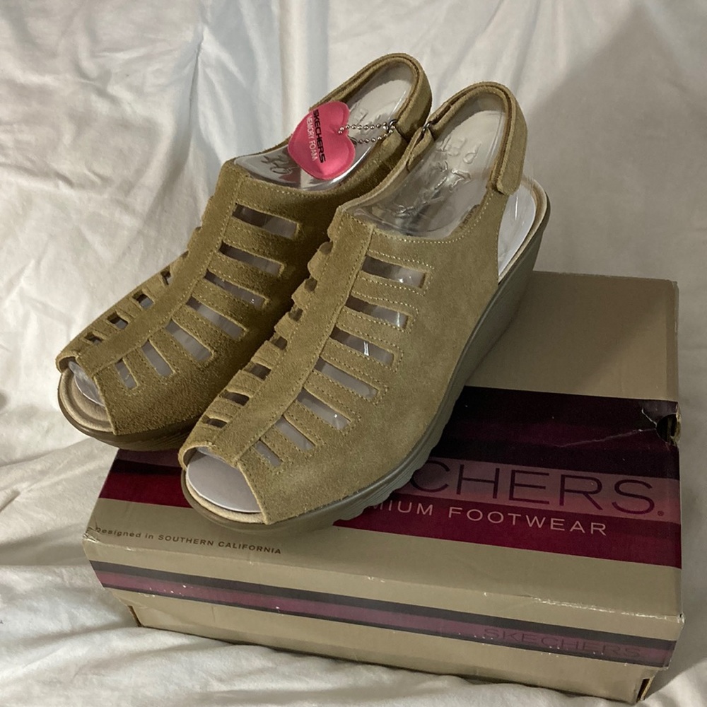 Hardly worn Sketchers cali parallel trapezoid wedge sandals. Dark natural color